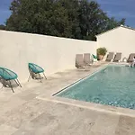 Les Mazets Et D'uzes Arpaillargues-et-Aureillac