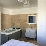 Les Mazets Et D'uzes Arpaillargues-et-Aureillac