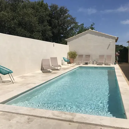 Les Mazets Et D'uzes Arpaillargues-et-Aureillac